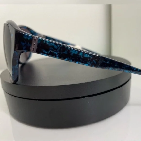 VERA BRADLEY VINTAGE Java Blue/Black Paisley Polarized Sunglasses with Case Vera Bradley Light Blue and Dark Blue Floral Paisley... | Depop main image 3
